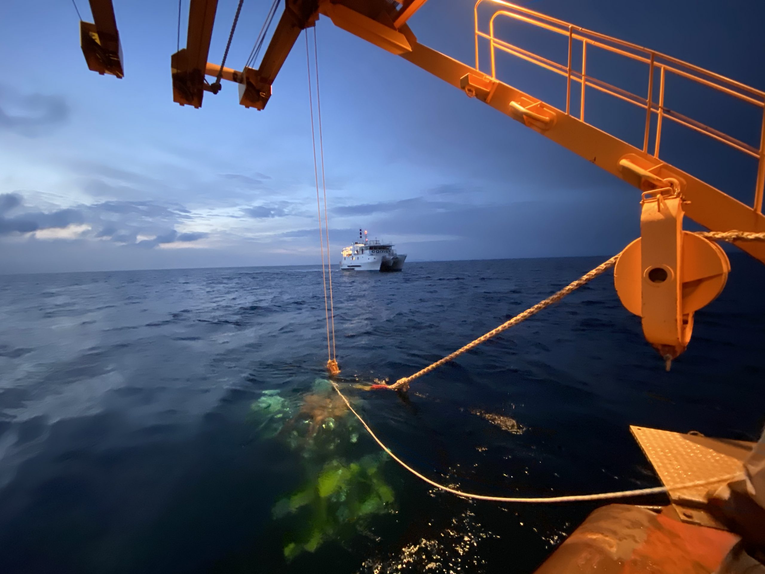 Déploiement en mer d'une ligne de détection de l'instrument ORCA au large de Toulon (©CNRS/Coyle)