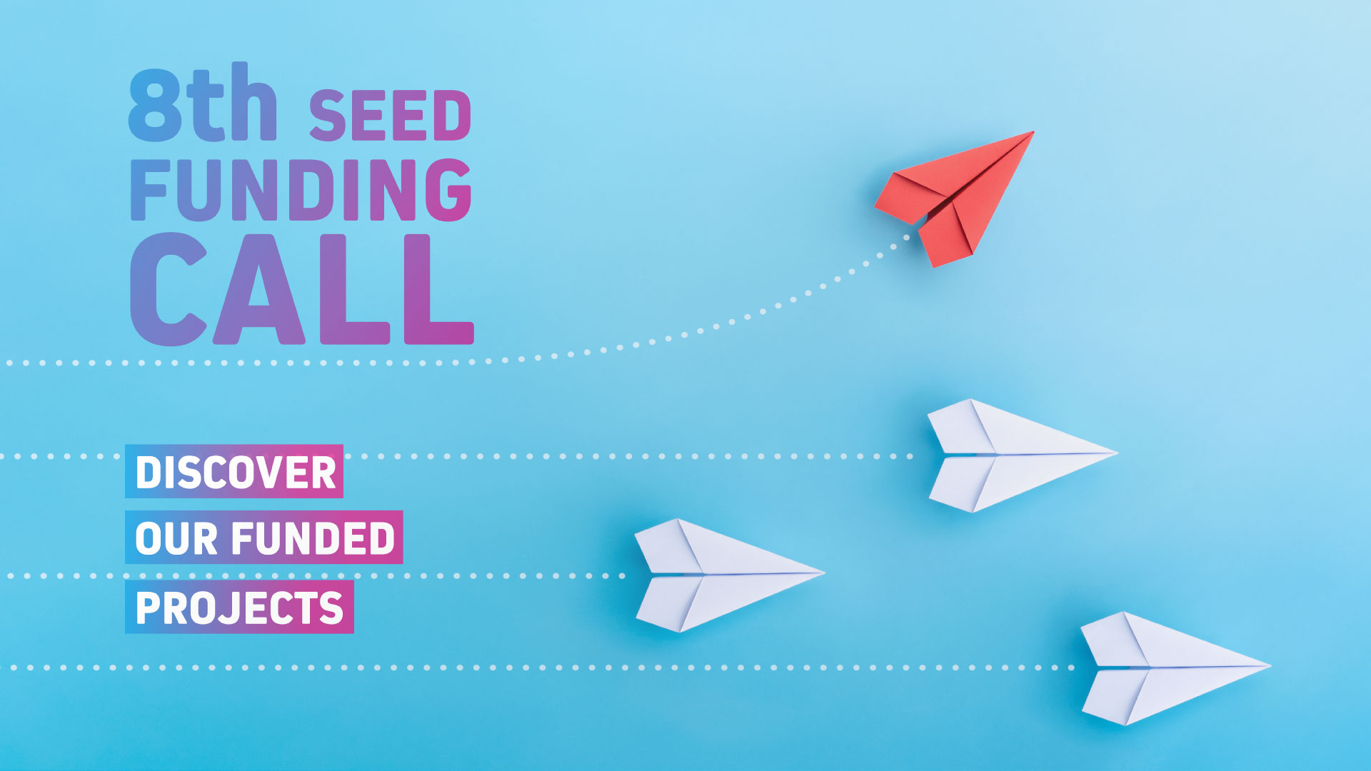 Texte: 8ème appel à projets Seed Funding ; Découvrez nos projets lauréats. fond bleu avec image de plusieurs avions en papier, dont 1 en rouge qui décolle vers le haut
